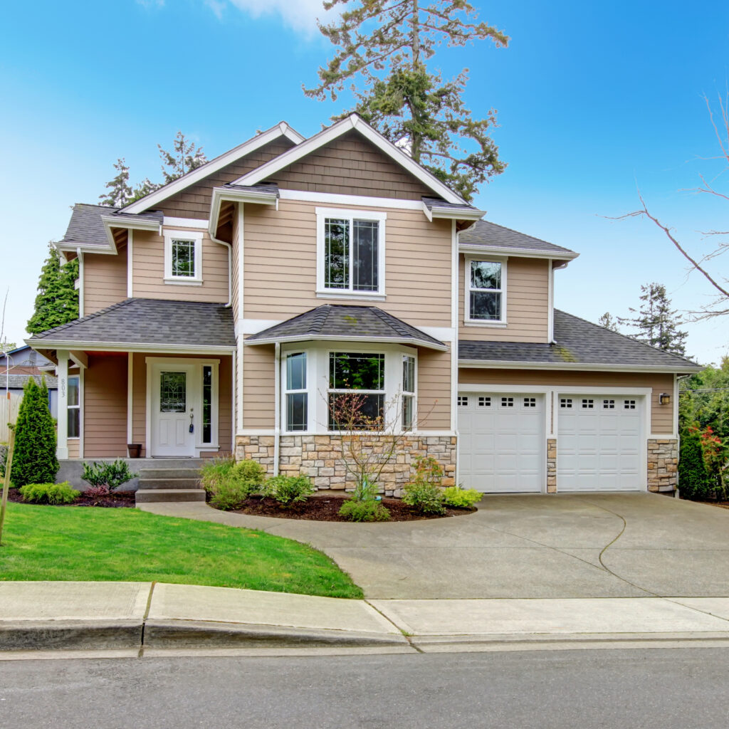 Siding,House,With,Tile,Roof,,Enclosed,Garage,,And,Beautiful,Curb